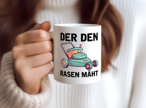 Der den Rasen Mäht | Rasenmäher | Rasen - Tasse Weiss - Kaffeetasse / Geschenk / Familie