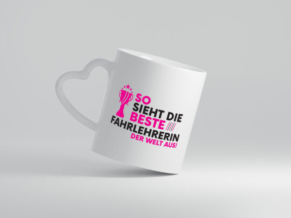 Die Weltbeste Fahrlehrerin| Fahrschule - Herzhenkel Tasse - Kaffeetasse / Geschenk / Familie