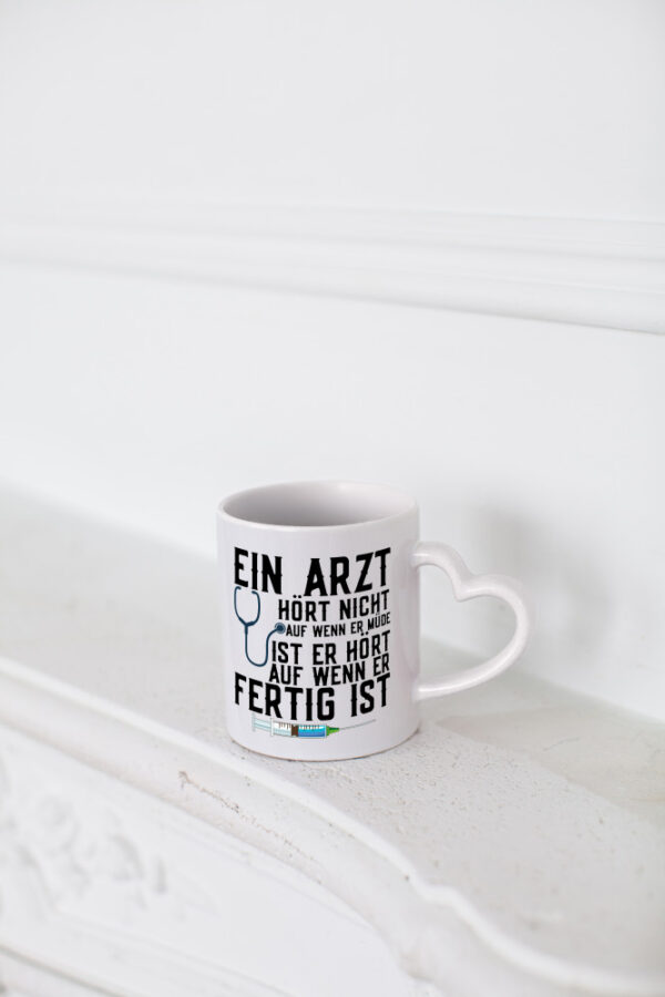 Ein Arzt hört nicht auf | Klinik | Statement | Stethoskop - Herzhenkel Tasse - Kaffeetasse / Geschenk / Familie
