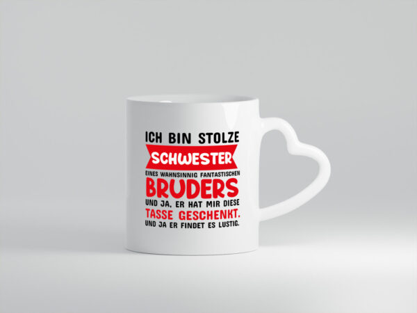 Ich bin stolze Schwester - Herzhenkel Tasse - Kaffeetasse / Geschenk / Familie