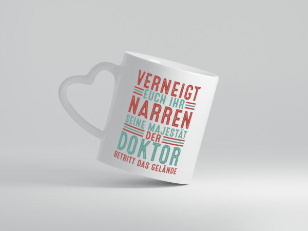 Verneigt euch: Doktor | Doktorand | Doktortitel - Herzhenkel Tasse - Kaffeetasse / Geschenk / Familie