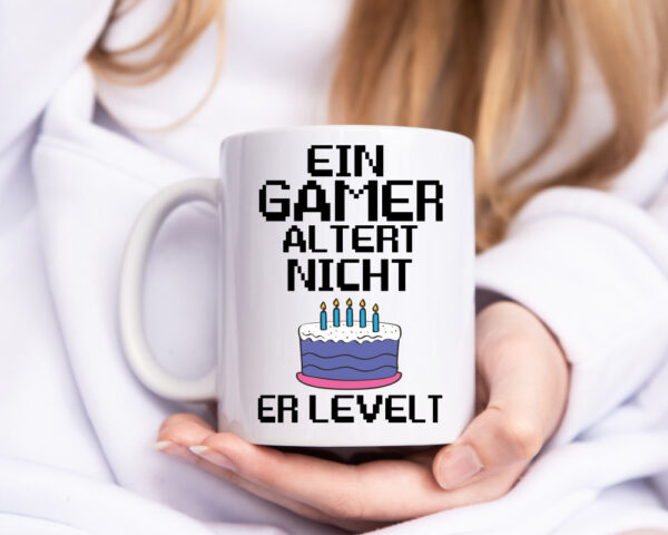 Ein Gamer levelt | Geburtstag Tasse | Zocker | Gaming - Tasse Weiss - Kaffeetasse / Geschenk / Familie