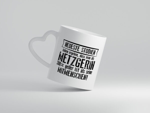 Neuste Studien: Metzgerin | Fleischerin - Herzhenkel Tasse - Kaffeetasse / Geschenk / Familie