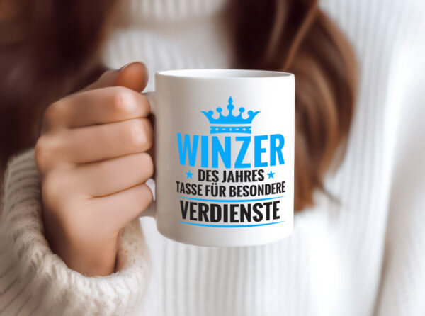 Besonderer Verdienst: Winzer | Weinbauer | Wein - Tasse Weiss - Kaffeetasse / Geschenk / Familie
