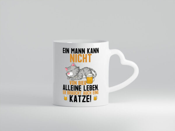 Von Bier leben | Mann braucht eine Katze | Katzenliebhaber - Herzhenkel Tasse - Kaffeetasse / Geschenk / Familie