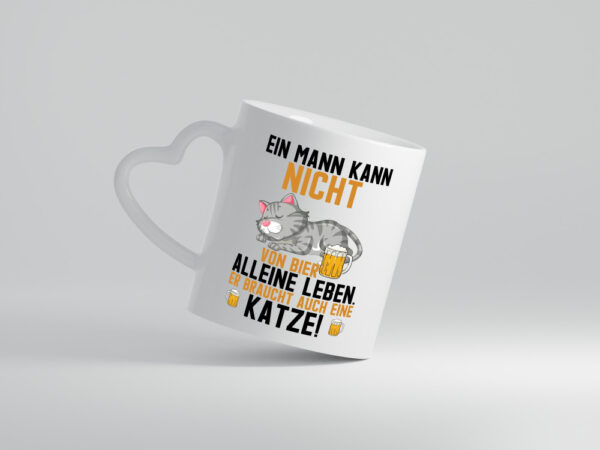 Von Bier leben | Mann braucht eine Katze | Katzenliebhaber - Herzhenkel Tasse - Kaffeetasse / Geschenk / Familie