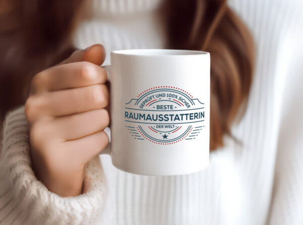 Geprüft und sicher: Raumausstatterin | Wohn Ausstatterin - Tasse Weiss - Kaffeetasse / Geschenk / Familie