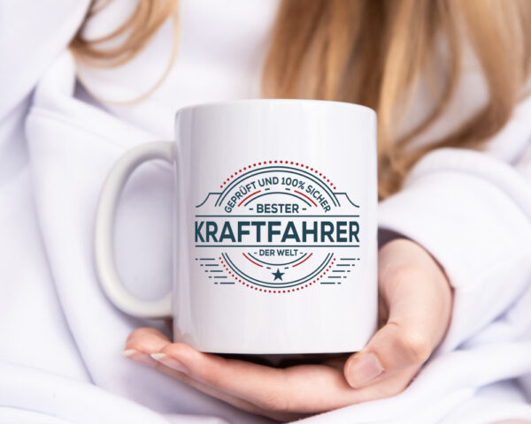 Geprüft und sicher: Kraftfahrer | Lastwagen | LKW Fahrer - Tasse Weiss - Kaffeetasse / Geschenk / Familie