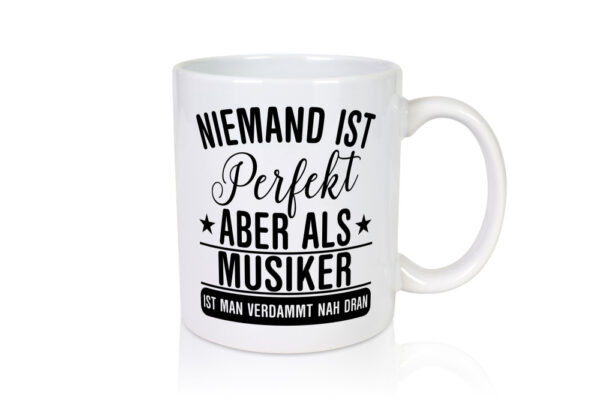 Verdammt nah dran: Musiker | Musik | Musikant - Tasse Weiss - Kaffeetasse / Geschenk / Familie