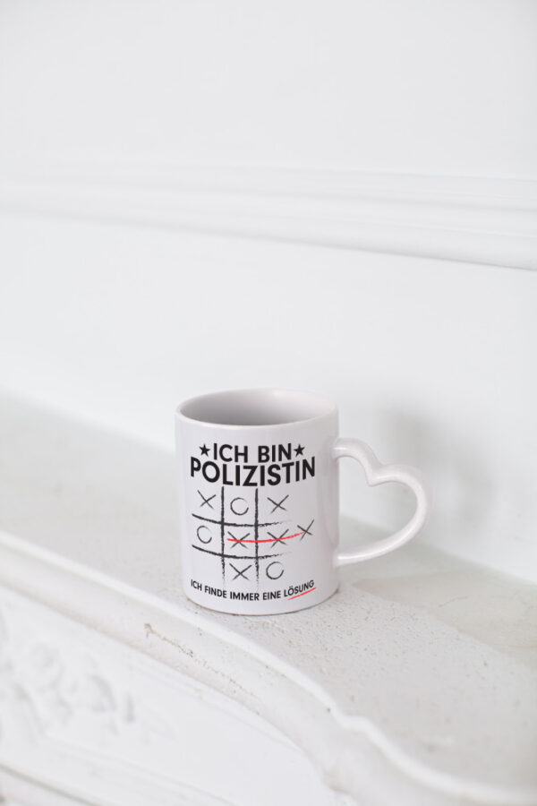 Löse Probleme: Polizistin | Beruf Polizei - Herzhenkel Tasse - Kaffeetasse / Geschenk / Familie