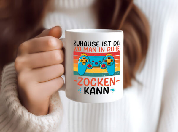 Zuhause ist da wo man in ruhe Zocken kann | Gamer - Tasse Weiss - Kaffeetasse / Geschenk / Familie