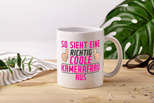 Richtig Coole Kamerafrau | Kamera - Tasse Weiss - Kaffeetasse / Geschenk / Familie