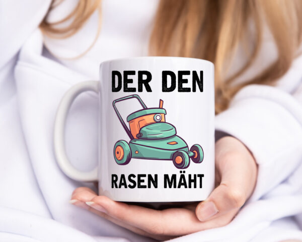 Der den Rasen Mäht | Rasenmäher | Rasen - Tasse Weiss - Kaffeetasse / Geschenk / Familie