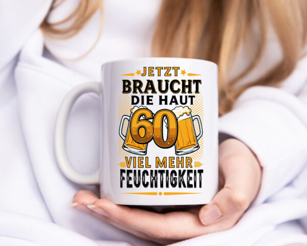 60 braucht die haut mehr Feuchtigkeit | 60. Geburtstag - Tasse Weiss - Kaffeetasse / Geschenk / Familie