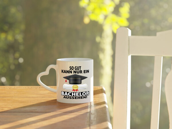 So gut kann nur ein Bachelor aussehen | Abschluss - Herzhenkel Tasse - Kaffeetasse / Geschenk / Familie