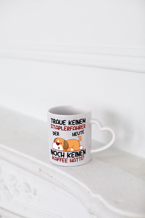 Traue keinem Staplerfahrer | Gabelstapler Fahrer - Herzhenkel Tasse - Kaffeetasse / Geschenk / Familie