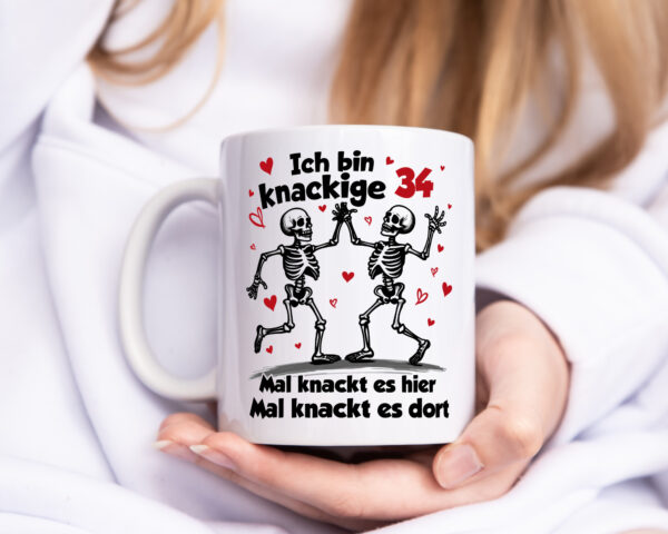 34. Geburtstag | Knackige 34 | Ich bin alt - Tasse Weiss - Kaffeetasse / Geschenk / Familie