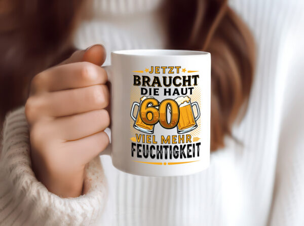 60 braucht die haut mehr Feuchtigkeit | 60. Geburtstag - Tasse Weiss - Kaffeetasse / Geschenk / Familie