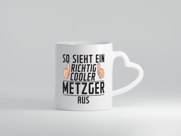 Richtig Cooler Metzger | Fleischer | Metzgerei - Herzhenkel Tasse - Kaffeetasse / Geschenk / Familie