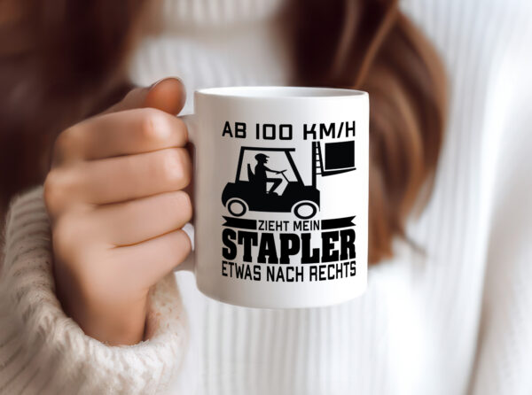 Mein Stapler zieht nach rechts | Staplerfahrer - Tasse Weiss - Kaffeetasse / Geschenk / Familie