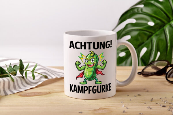 Achtung Kampfgurke | Kult | Lustige Gurke - Tasse Weiss - Kaffeetasse / Geschenk / Familie