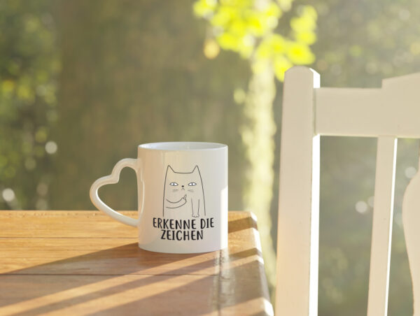 Erkenne die Zeichen | Katzenbesitzer | witzige Katze - Herzhenkel Tasse - Kaffeetasse / Geschenk / Familie