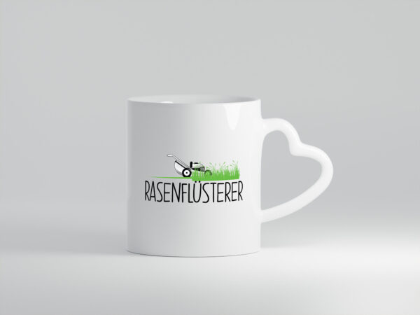 Rasenflüsterer | Gärtner | Gartenarbeit - Herzhenkel Tasse - Kaffeetasse / Geschenk / Familie