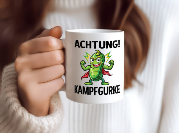 Achtung Kampfgurke | Kult | Lustige Gurke - Tasse Weiss - Kaffeetasse / Geschenk / Familie