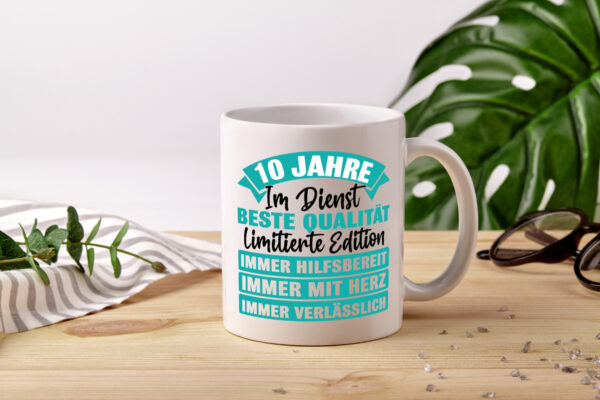 10 Jahre im Dienst | Jubiläum | Arbeit - Tasse Weiss - Kaffeetasse / Geschenk / Familie