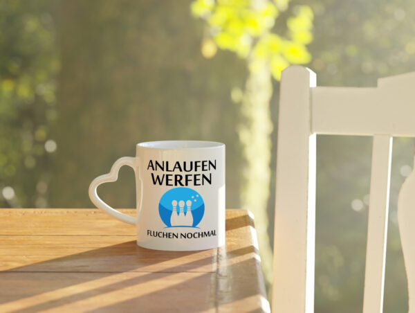 Anlaufen werfen fluchen nochmal | Bowling | Sport - Herzhenkel Tasse - Kaffeetasse / Geschenk / Familie