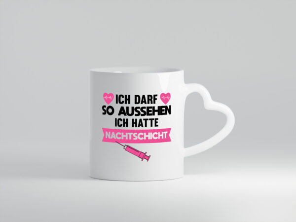 Ich darf so aussehen | Nachtschicht | Krankenschwester - Herzhenkel Tasse - Kaffeetasse / Geschenk / Familie