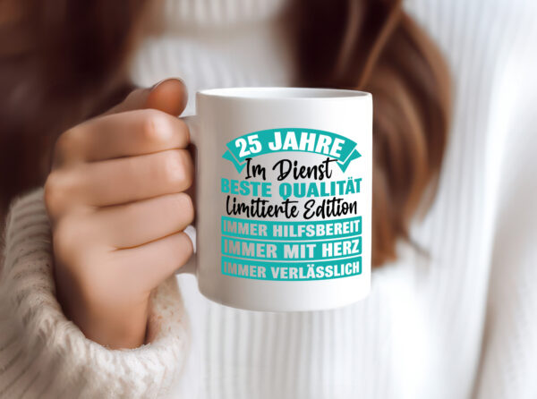 25 Jahre im Dienst | Jubiläum | Arbeit - Tasse Weiss - Kaffeetasse / Geschenk / Familie