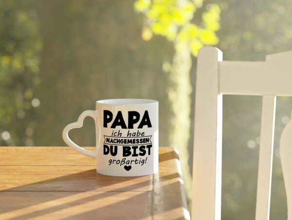 Großartiger Papa | Bester Papa der Welt | Papaliebe - Herzhenkel Tasse - Kaffeetasse / Geschenk / Familie