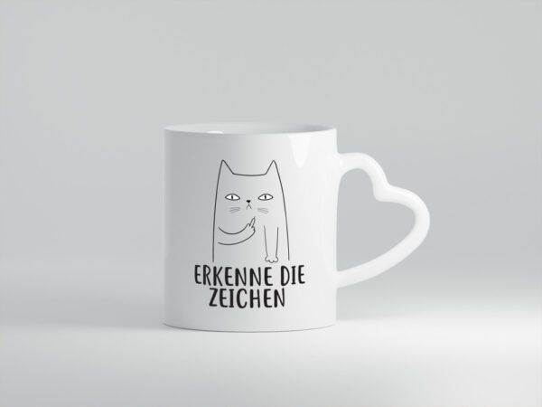 Erkenne die Zeichen | Katzenbesitzer | witzige Katze - Herzhenkel Tasse - Kaffeetasse / Geschenk / Familie