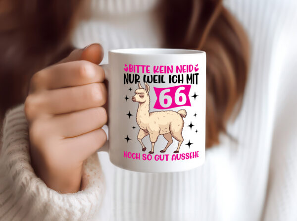 66. Geburtstag | 66 Jahre | Lama | gut aussehen - Tasse Weiss - Kaffeetasse / Geschenk / Familie