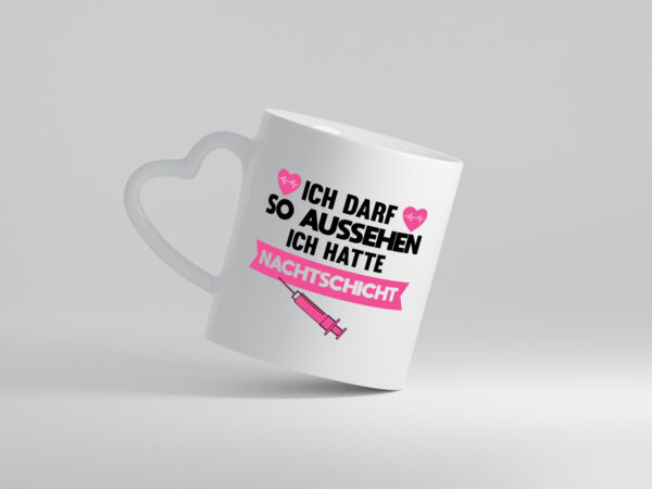 Ich darf so aussehen | Nachtschicht | Krankenschwester - Herzhenkel Tasse - Kaffeetasse / Geschenk / Familie