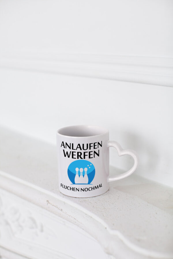 Anlaufen werfen fluchen nochmal | Bowling | Sport - Herzhenkel Tasse - Kaffeetasse / Geschenk / Familie