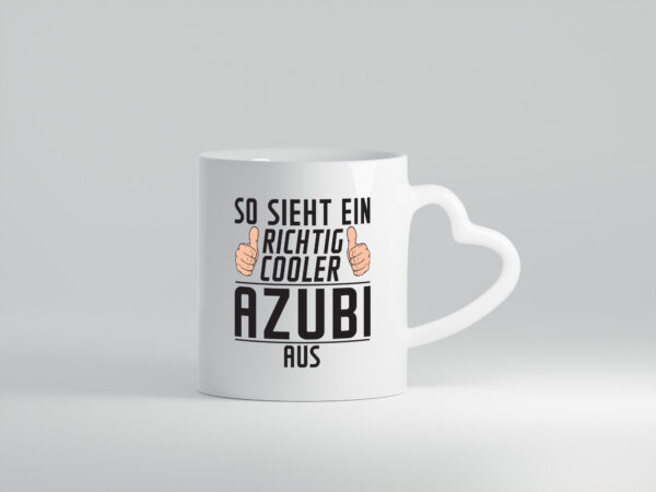 Richtig Cooler Azubi | Ausbildung | Lehre | Lehrling - Herzhenkel Tasse - Kaffeetasse / Geschenk / Familie