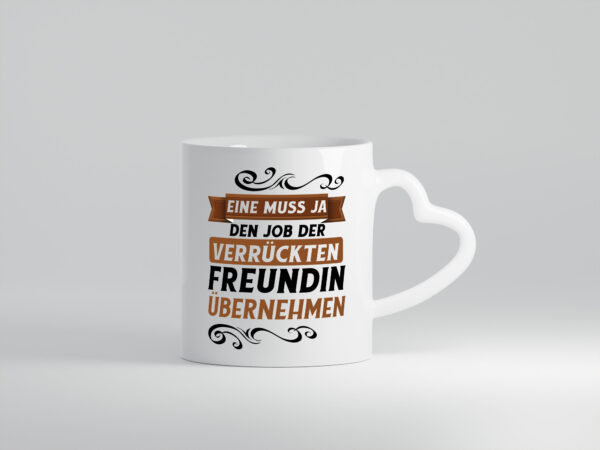 Verrückte Freundin | Job machen | Arbeit - Herzhenkel Tasse - Kaffeetasse / Geschenk / Familie