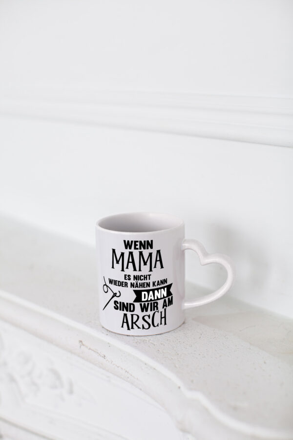 Wenn mama es nicht nähen kann | Nähmaschiene | Nadel - Herzhenkel Tasse - Kaffeetasse / Geschenk / Familie