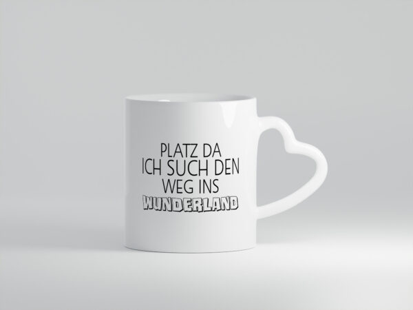Platz da ich suche den weg ins Wunderland | Ich komme - Herzhenkel Tasse - Kaffeetasse / Geschenk / Familie
