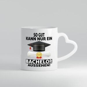 So gut kann nur ein Bachelor aussehen | Abschluss - Herzhenkel Tasse - Kaffeetasse / Geschenk / Familie