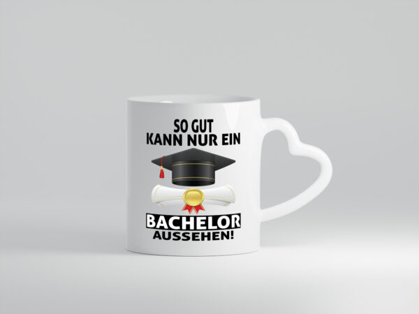 So gut kann nur ein Bachelor aussehen | Abschluss - Herzhenkel Tasse - Kaffeetasse / Geschenk / Familie