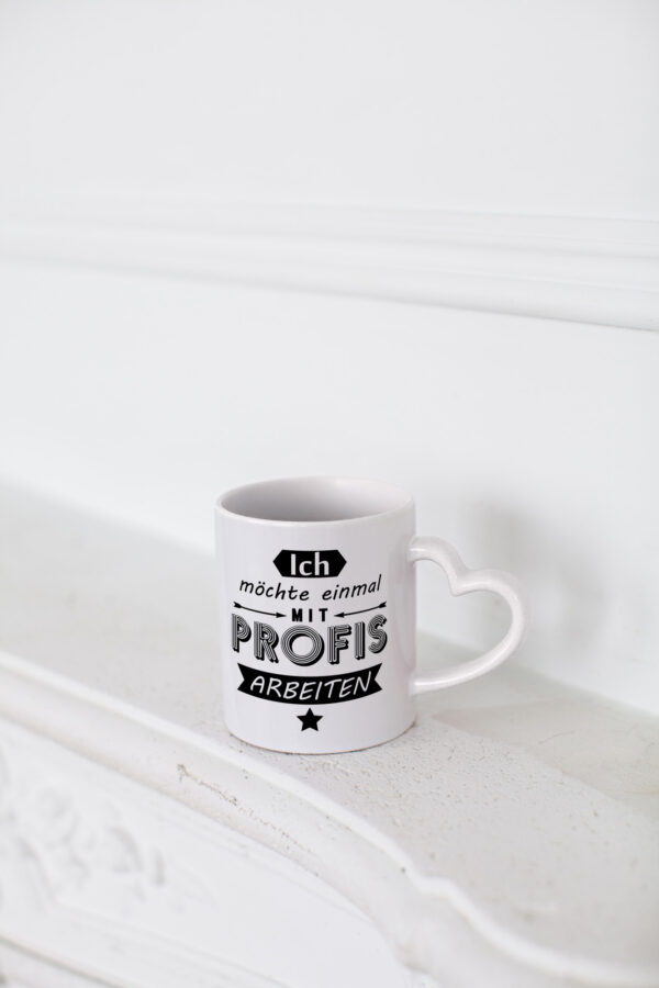Einmal mit Profis Arbeiten | Arbeit | alle sind schlecht - Herzhenkel Tasse - Kaffeetasse / Geschenk / Familie