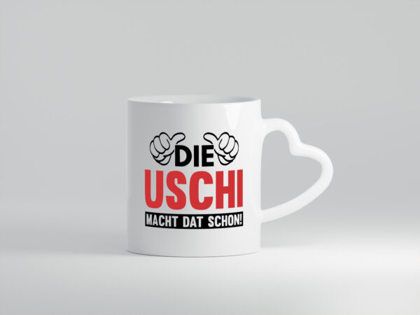 Die Uschi macht dat schon | Frauen - Herzhenkel Tasse - Kaffeetasse / Geschenk / Familie