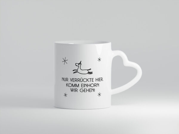 Nur verrückte hier | Einhorn | lass uns gehen - Herzhenkel Tasse - Kaffeetasse / Geschenk / Familie