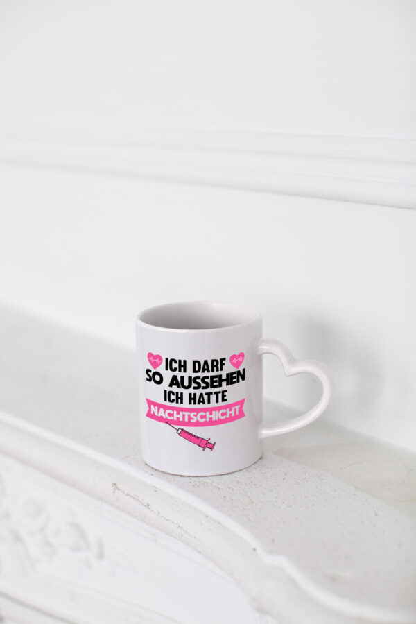 Ich darf so aussehen | Nachtschicht | Krankenschwester - Herzhenkel Tasse - Kaffeetasse / Geschenk / Familie