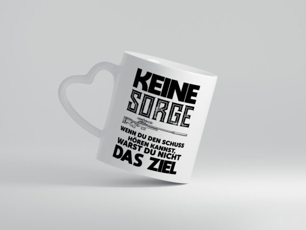 Keine sorge wenn du den schuss hörst warst du nicht das ziel - Herzhenkel Tasse - Kaffeetasse / Geschenk / Familie