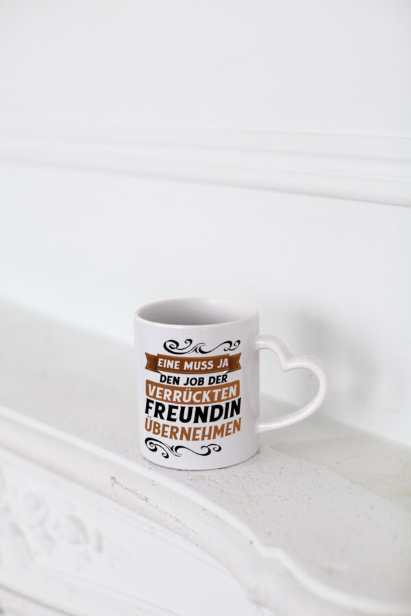 Verrückte Freundin | Job machen | Arbeit - Herzhenkel Tasse - Kaffeetasse / Geschenk / Familie