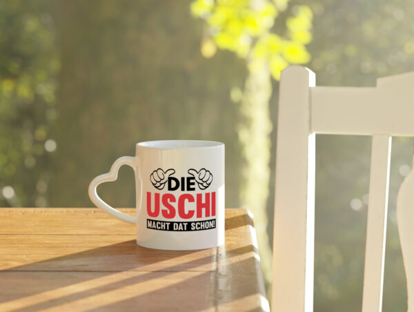 Die Uschi macht dat schon | Frauen - Herzhenkel Tasse - Kaffeetasse / Geschenk / Familie